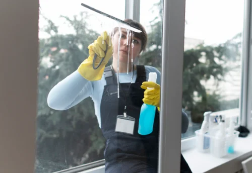 Nettoyage de vitres intérieures et extérieures à la Couvertoirade